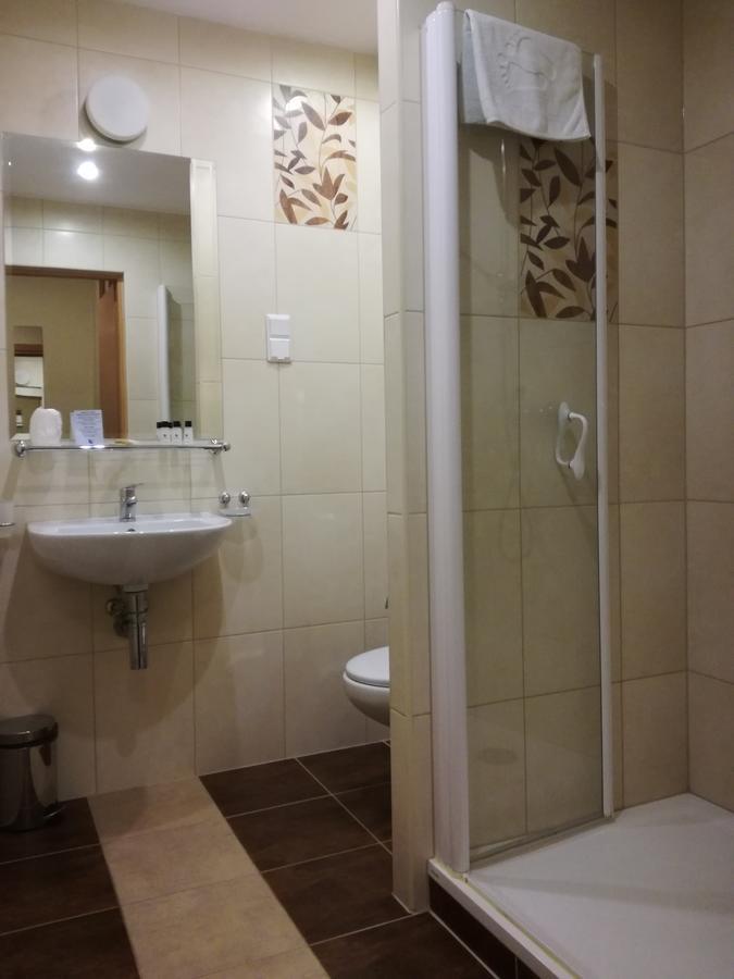 אוסטראון Hotel Jaskolka מראה חיצוני תמונה