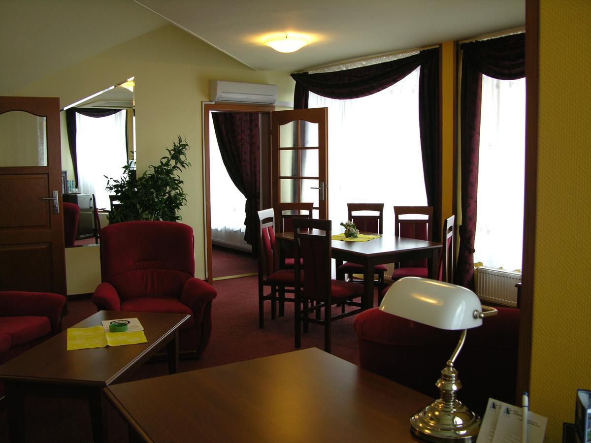 אוסטראון Hotel Jaskolka מראה חיצוני תמונה