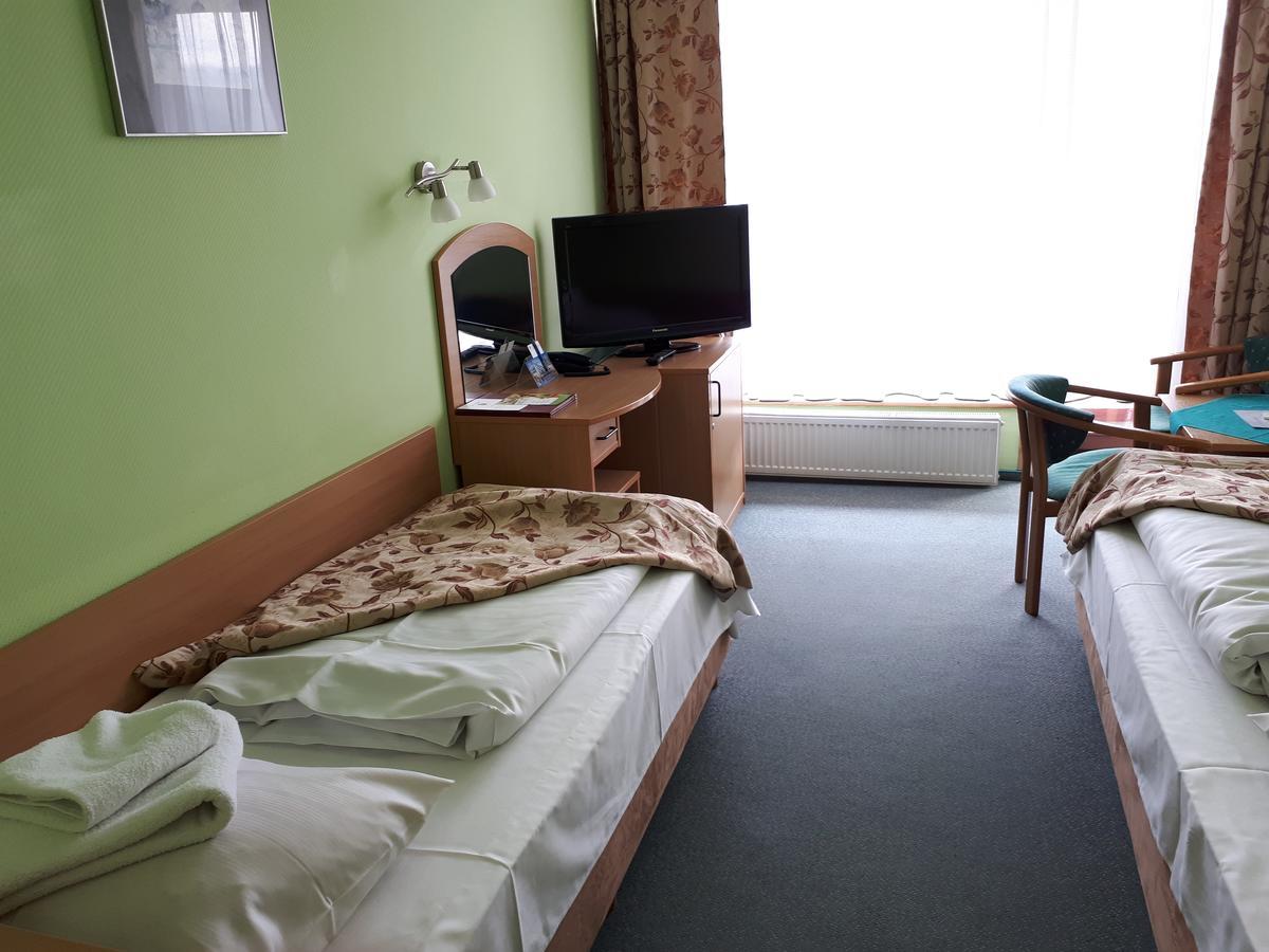 אוסטראון Hotel Jaskolka מראה חיצוני תמונה