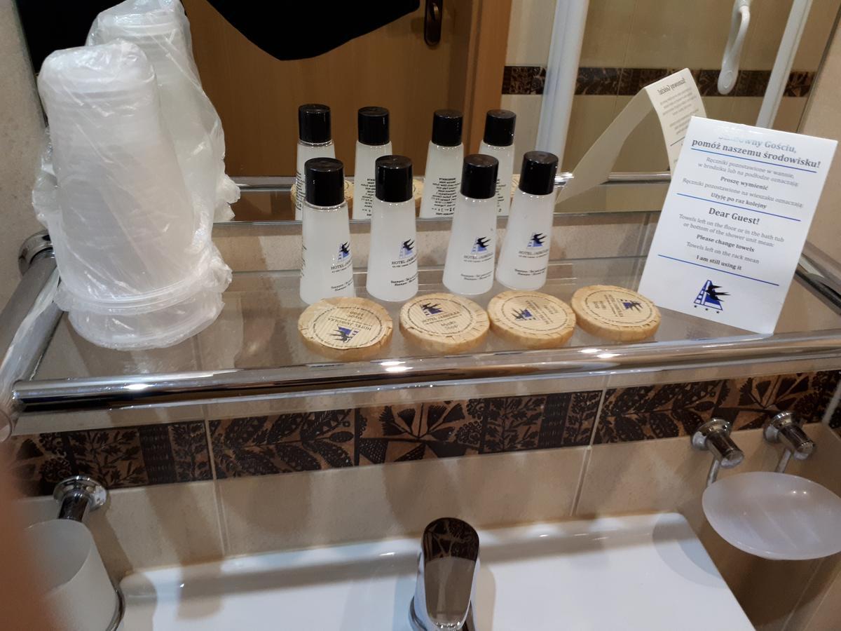 אוסטראון Hotel Jaskolka מראה חיצוני תמונה
