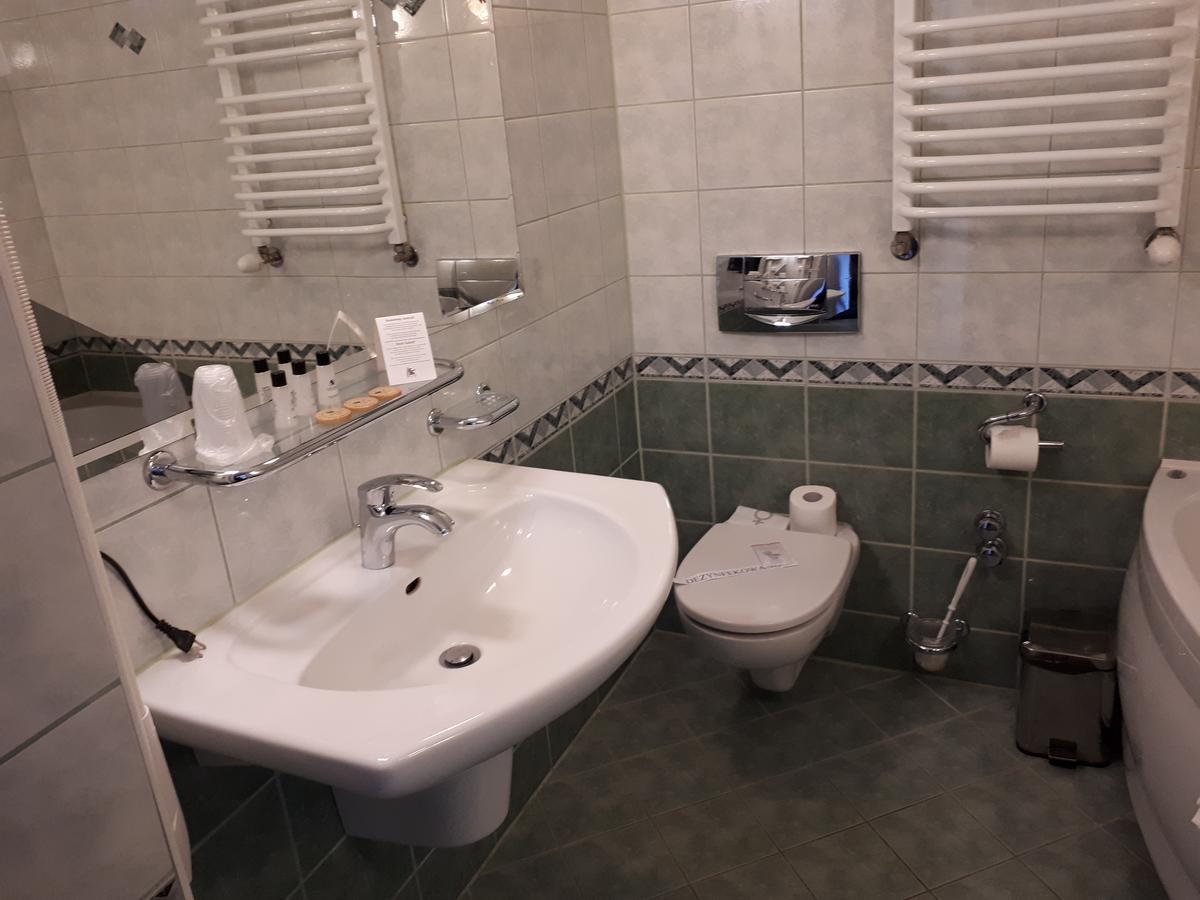 אוסטראון Hotel Jaskolka מראה חיצוני תמונה
