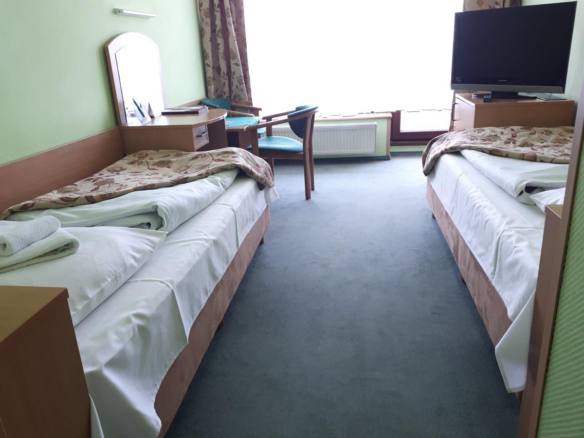 אוסטראון Hotel Jaskolka מראה חיצוני תמונה