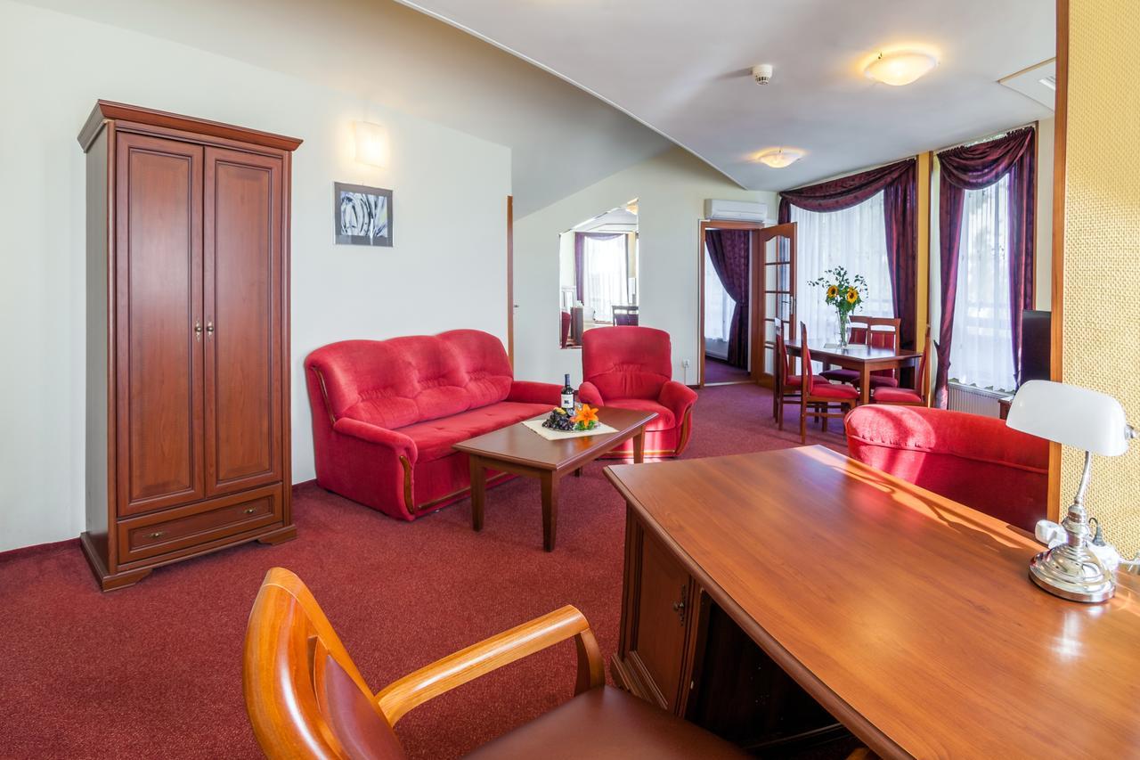 אוסטראון Hotel Jaskolka מראה חיצוני תמונה