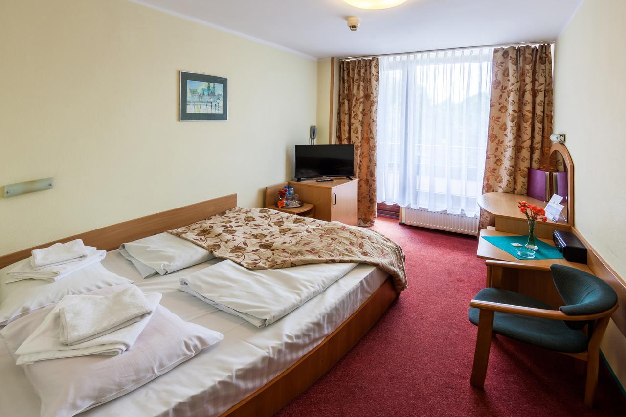 אוסטראון Hotel Jaskolka מראה חיצוני תמונה