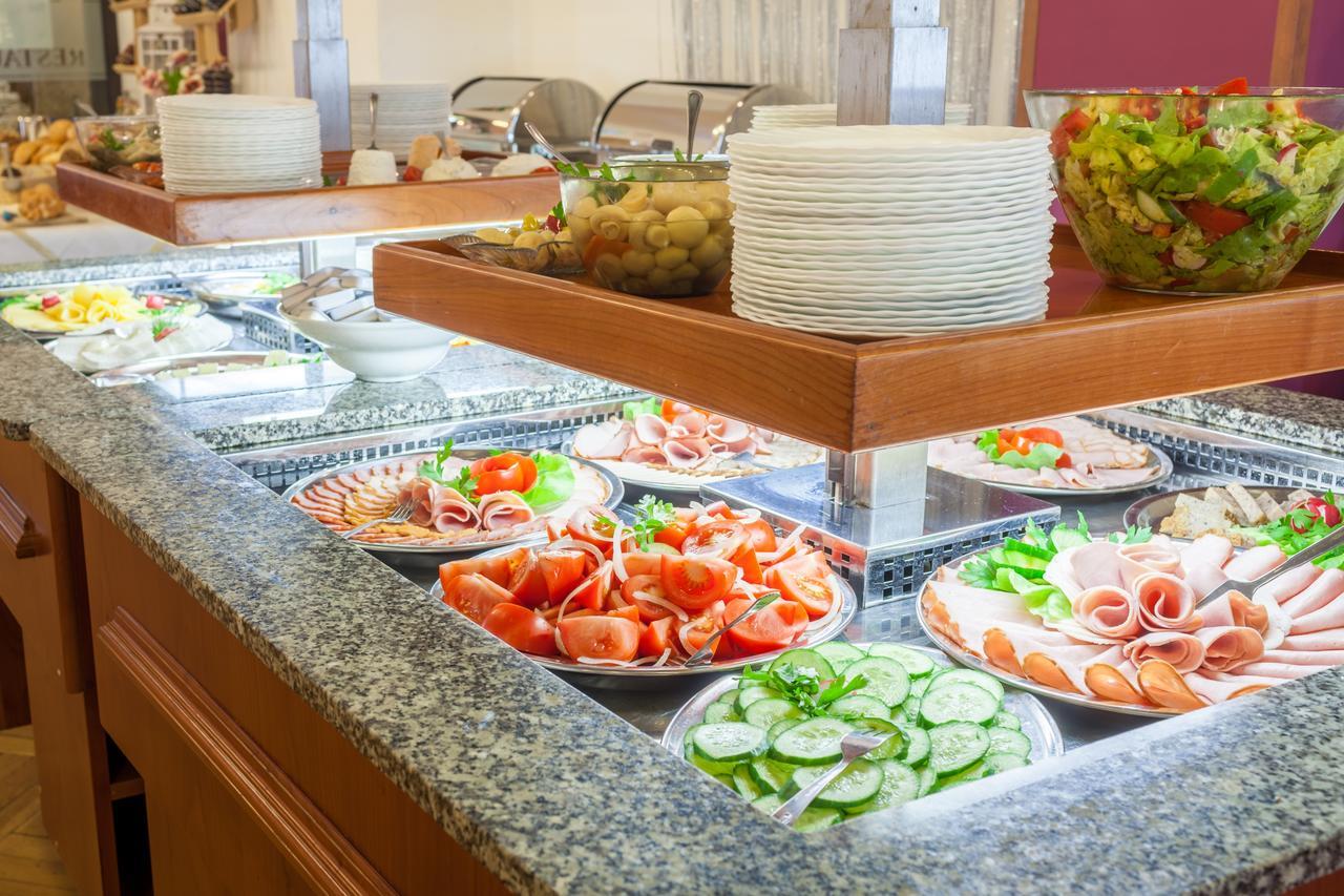 אוסטראון Hotel Jaskolka מראה חיצוני תמונה