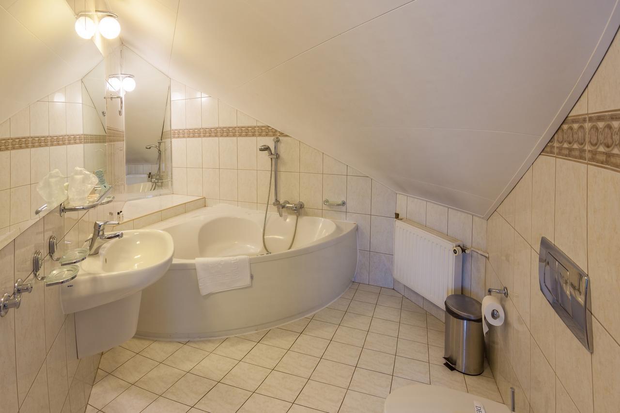 אוסטראון Hotel Jaskolka מראה חיצוני תמונה