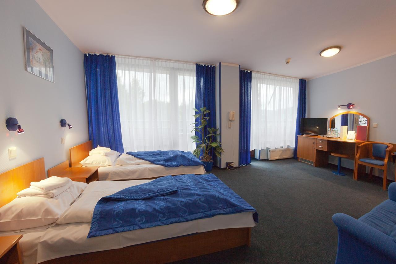 אוסטראון Hotel Jaskolka מראה חיצוני תמונה