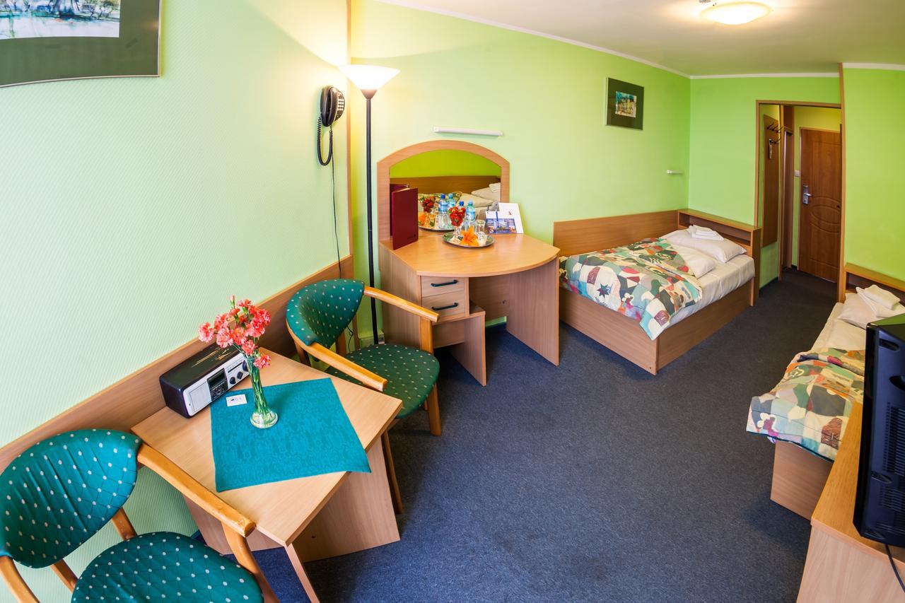 אוסטראון Hotel Jaskolka מראה חיצוני תמונה