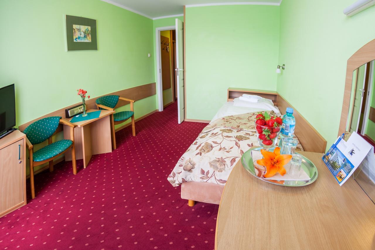אוסטראון Hotel Jaskolka מראה חיצוני תמונה