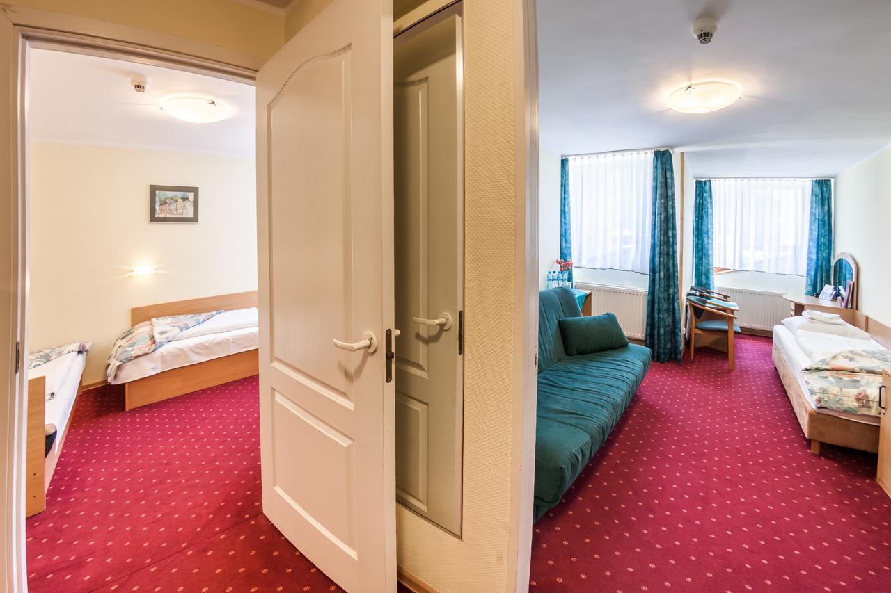 אוסטראון Hotel Jaskolka מראה חיצוני תמונה