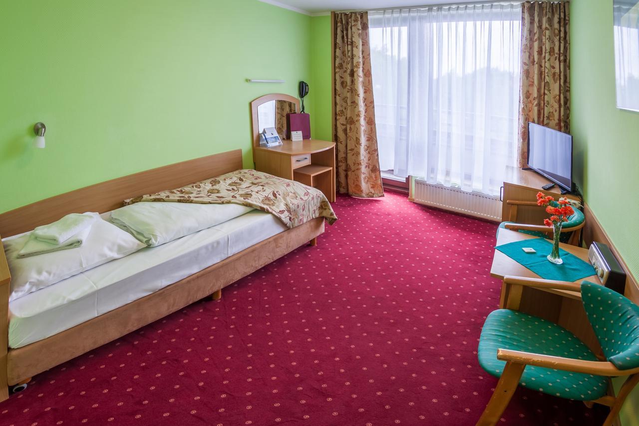 אוסטראון Hotel Jaskolka מראה חיצוני תמונה