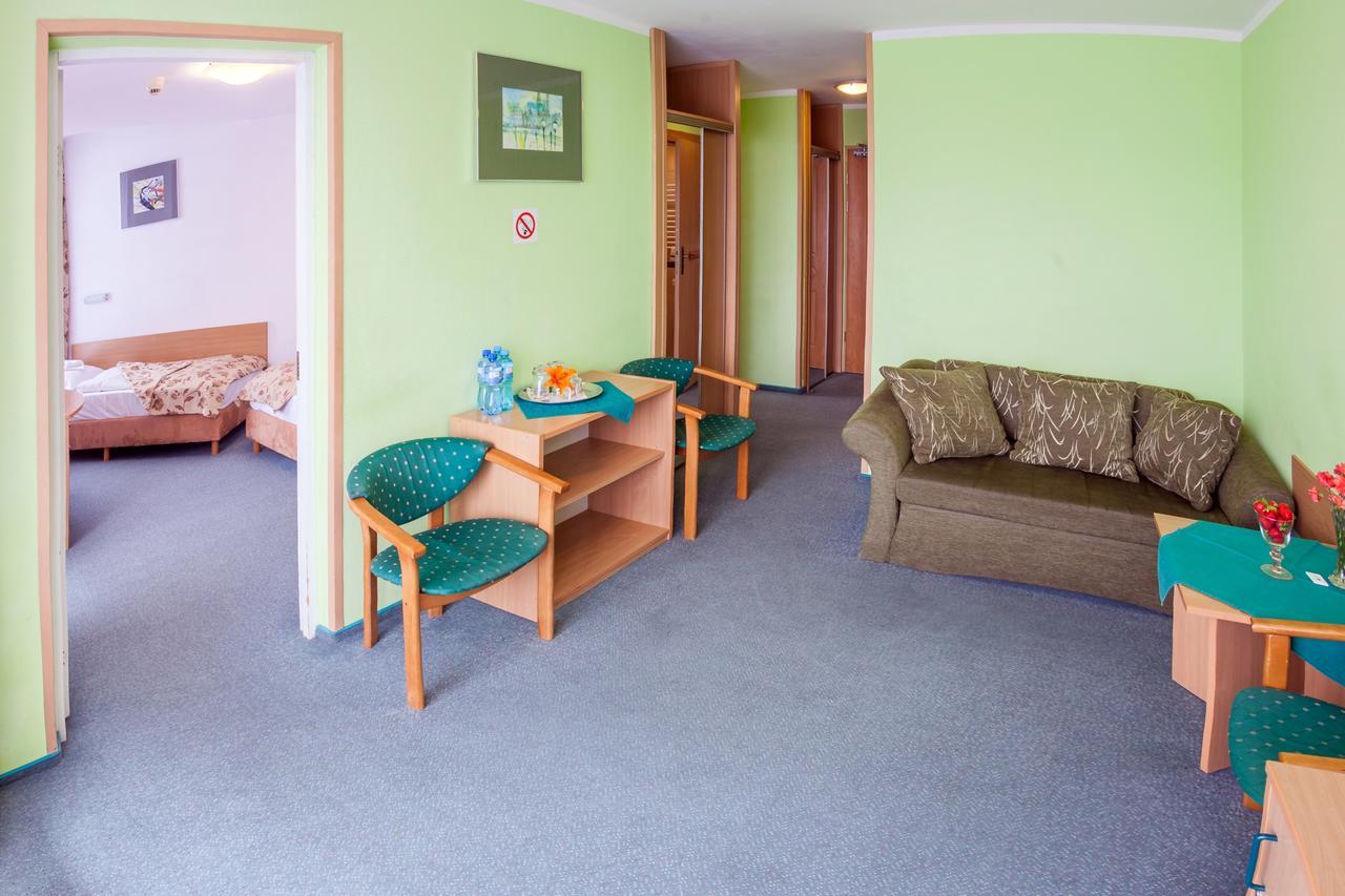 אוסטראון Hotel Jaskolka מראה חיצוני תמונה