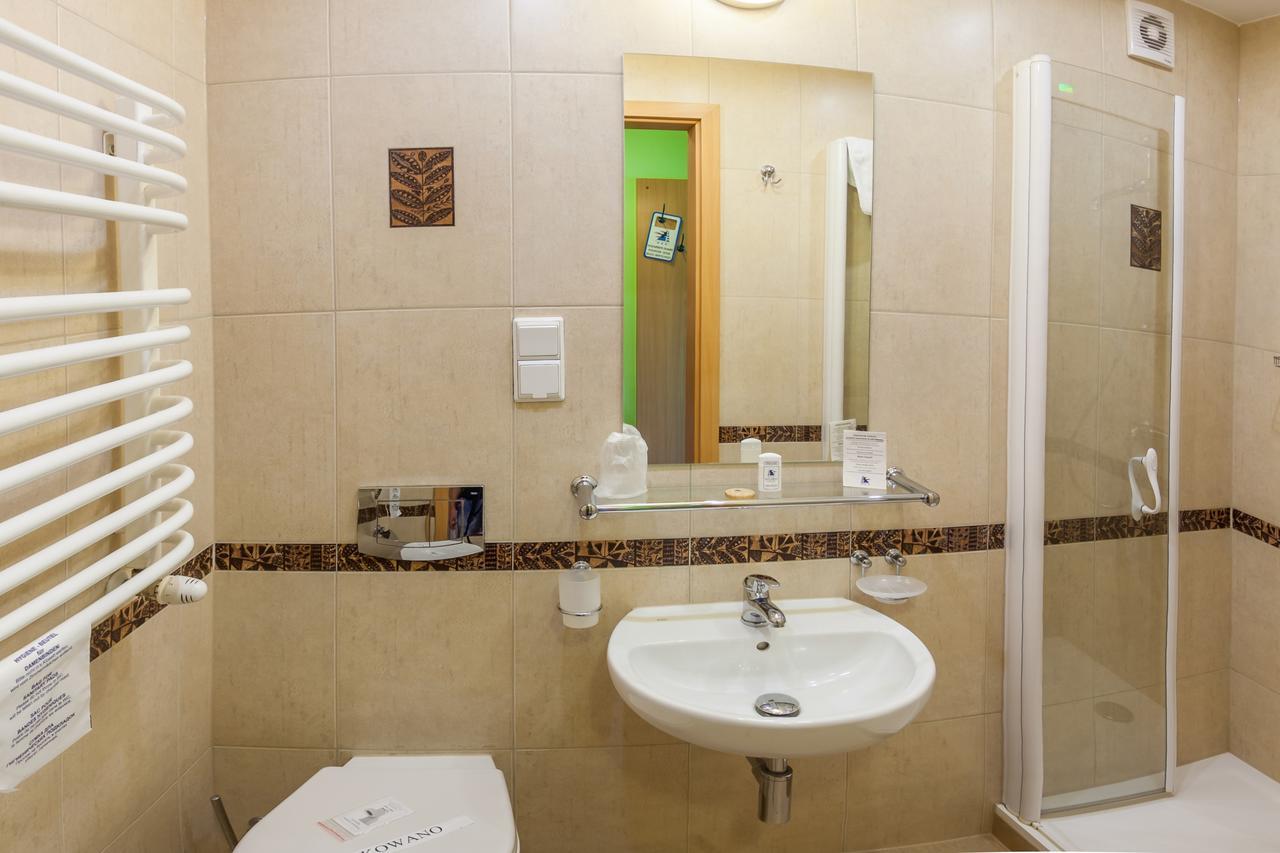 אוסטראון Hotel Jaskolka מראה חיצוני תמונה