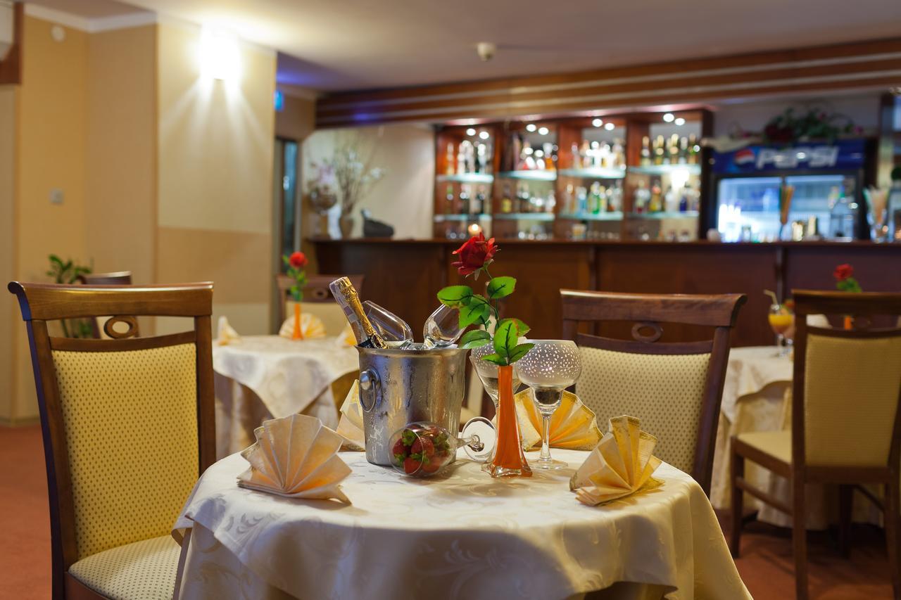 אוסטראון Hotel Jaskolka מראה חיצוני תמונה