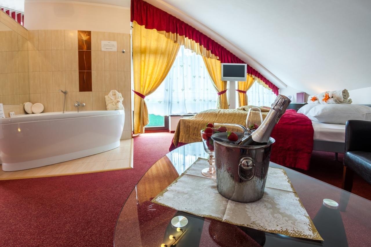 אוסטראון Hotel Jaskolka מראה חיצוני תמונה