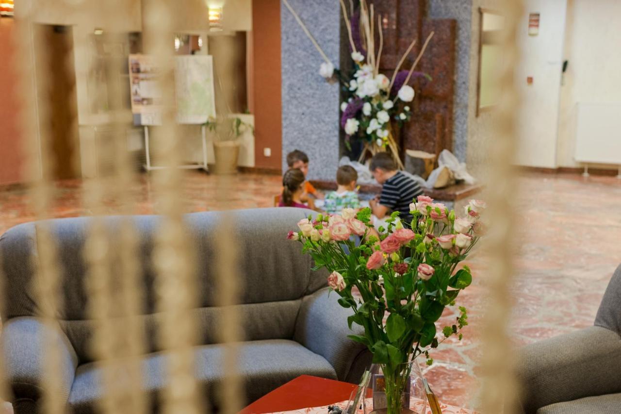 אוסטראון Hotel Jaskolka מראה חיצוני תמונה