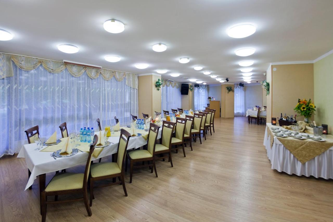 אוסטראון Hotel Jaskolka מראה חיצוני תמונה
