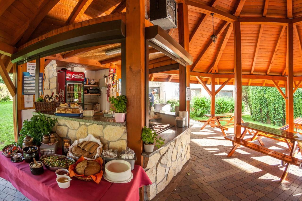 אוסטראון Hotel Jaskolka מראה חיצוני תמונה