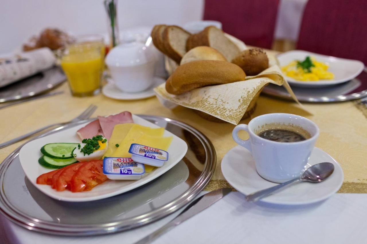 אוסטראון Hotel Jaskolka מראה חיצוני תמונה
